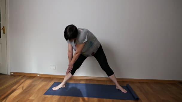 Señora mayor deportiva haciendo ejercicio deportivo en casa. Estilo de vida activo y salud a cualquier edad — Vídeos de Stock