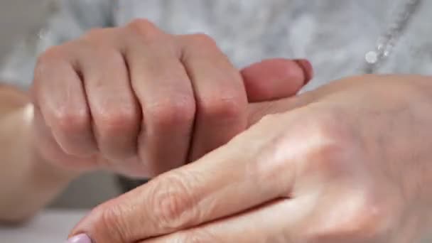 Mujer envejecida se pone crema en las manos, un producto natural para el cuidado de la piel en casa — Vídeo de stock