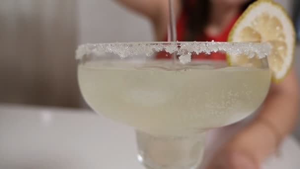 Klasik Margarita kokteyli. Margarita hazırlama konsepti — Stok video