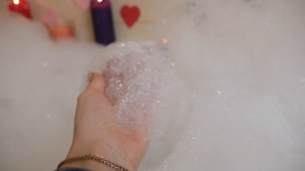 Bagno rilassante, disteso nel bagno di schiuma, serata romantica a San Valentino. Cura di bellezza, tempo libero e concetto sanitario — Video Stock