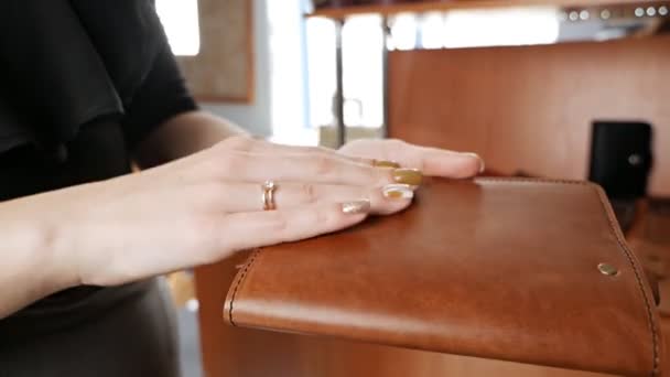 Journal en cuir, démonstration de cahier entre les mains d'une femme. Atelier cuir — Video