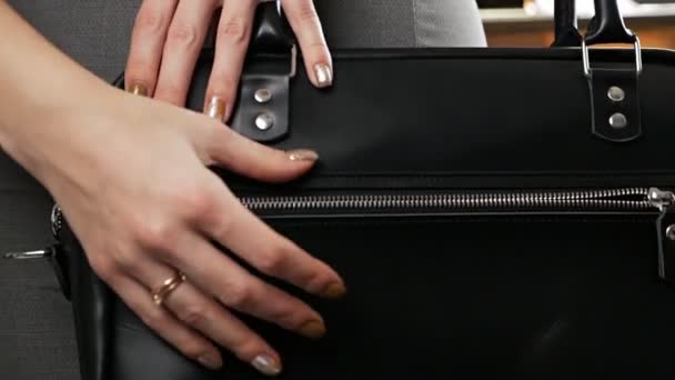 Vídeo de demostración de una bolsa de cuero en un primer plano de taller de cuero.Artículos de cuero — Vídeo de stock