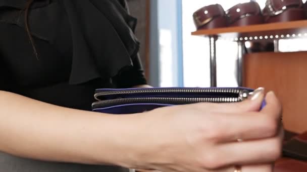 Gros plan d'une main de femme montrant un sac à main en cuir dans un intérieur en cuir, articles en cuir faits main — Video