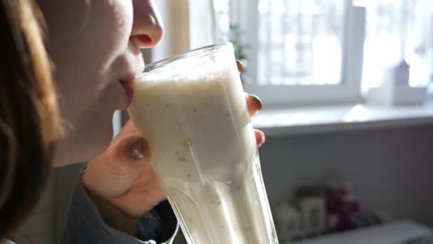 Young beautiful woman drinks vitamin smoothie for morning breakfast — Stock Video