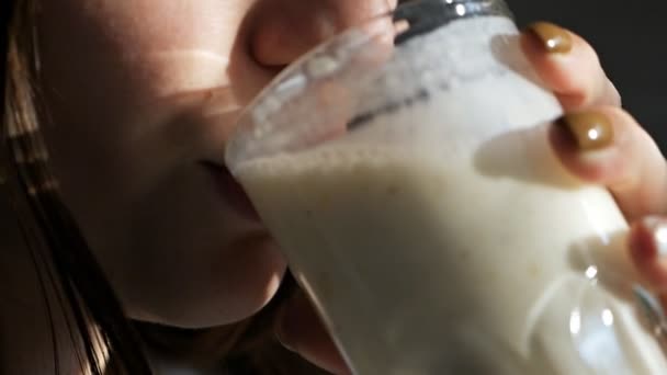 Jovem bela mulher bebe vitamina smoothie para café da manhã — Vídeo de Stock