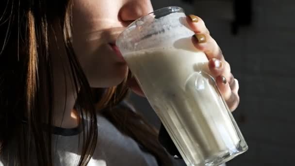 Jeune belle femme boit smoothie vitaminé pour le petit déjeuner matin — Video