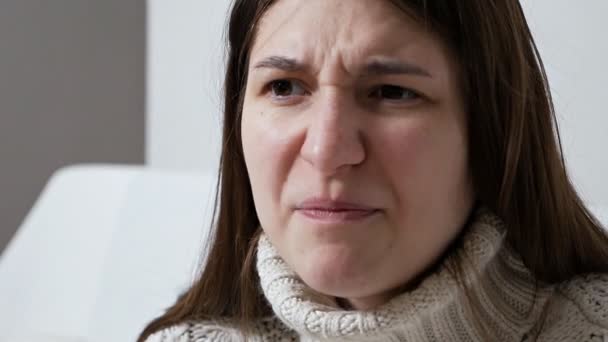 Nahaufnahme eines Mädchens, das Tabletten nimmt, Kopfschmerzen, Erkältungsmedikamente — Stockvideo