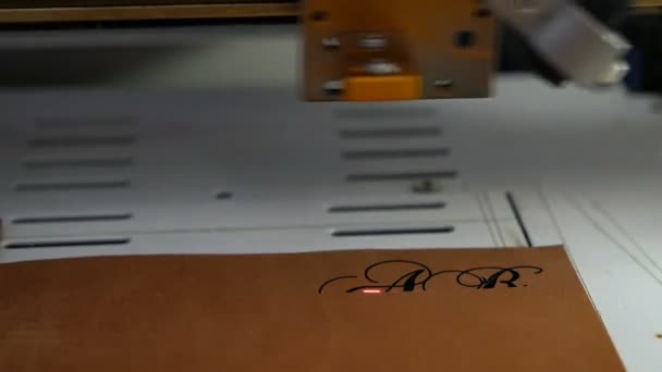 Trabajo de máquina de grabado láser, logotipo de la piel. Bolso de cuero — Vídeo de stock