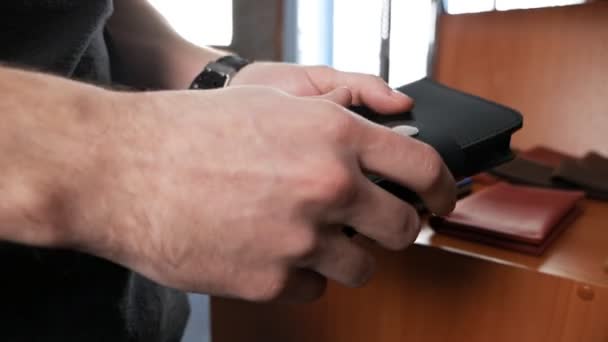 Zbliżenie męskiej dłoni pokazującej skórzany portfel w skórzanym wnętrzu, ręcznie robione wyroby skórzane — Wideo stockowe