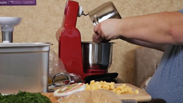 O homem cozinha carne picada em casa na batedeira. Homem mudando a carne de uma tigela para um liquidificador — Vídeo de Stock