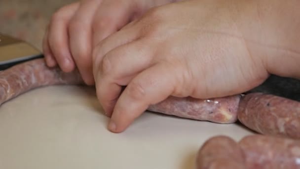 Un homme fait des saucisses maison pour la friture, des saucisses de porc grillées — Video