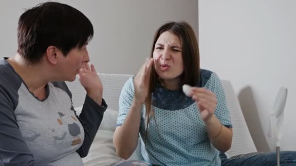 Äldre mor pratar med vuxen dotter hemma, umgås och utforskar nya kosmetika — Stockvideo