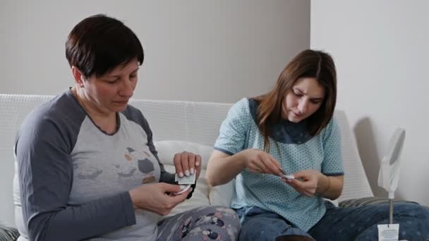 La madre anziana parla con la figlia adulta a casa, trascorre del tempo insieme esplorando nuovi cosmetici — Video Stock