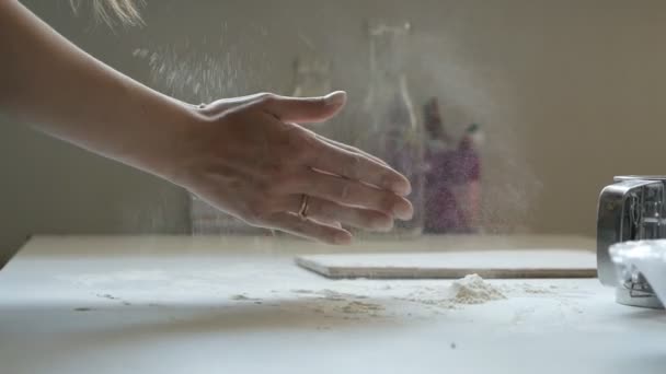 Le mani delle ragazze battono la farina sul tavolo. Cucina casalinga — Video Stock