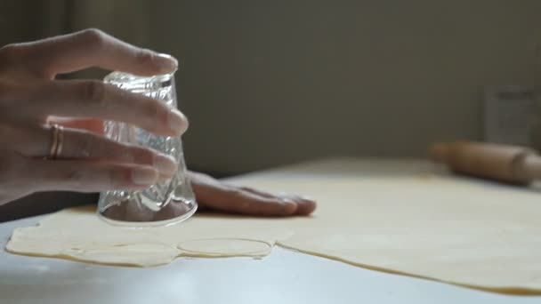Женщина вырезает круги из теста круглой плесенью, стакан для приготовления равиоли, пельменей — стоковое видео