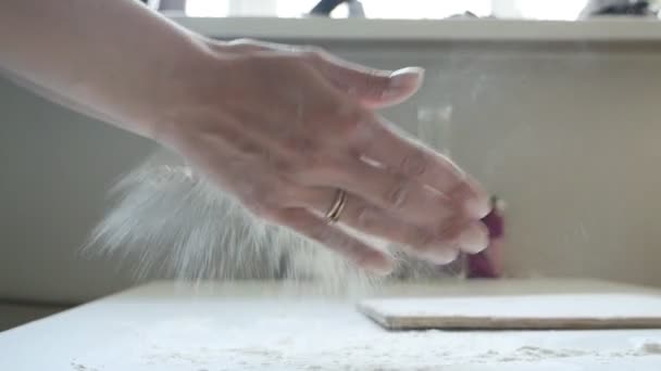 Le mani delle ragazze battono la farina sul tavolo. Cucina casalinga — Video Stock