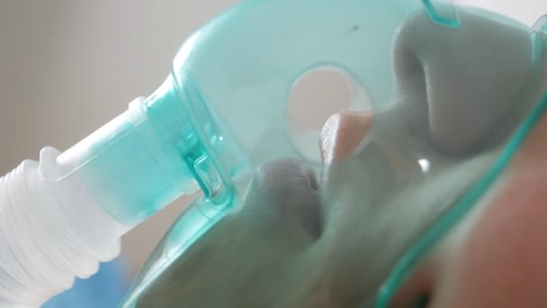 Coronavirus Covid19 salgını olan bir hastanede oksijen maskeli bir hasta. — Stok video