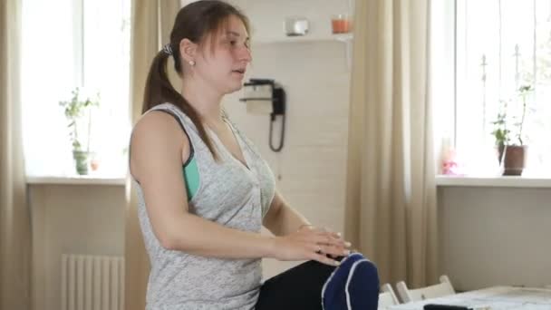 Hermosa mujer delgada haciendo ejercicios de cardio por la mañana, en ropa deportiva en una habitación moderna — Vídeos de Stock