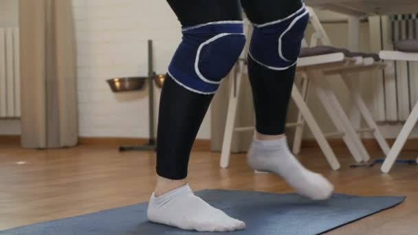 Sporty woman practicing fitness, doing exercise, wearing sportswear pants, leg exercise closeup. Wellbeing, healthy lifestyle concept — Stock Video