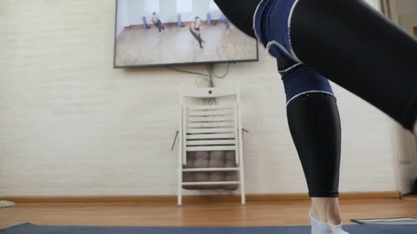 Femme sportive pratiquant la forme physique, faisant de l'exercice, portant un pantalon de sport, exercice de jambe gros plan. Bien-être, mode de vie sain concept — Video