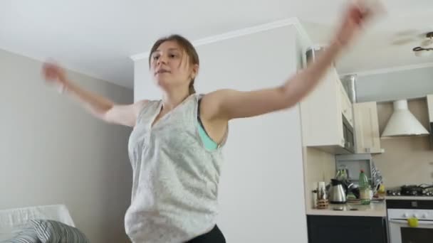 Mujer joven haciendo ejercicio físico para un estilo de vida saludable en casa. Vida sana y deportiva — Vídeo de stock