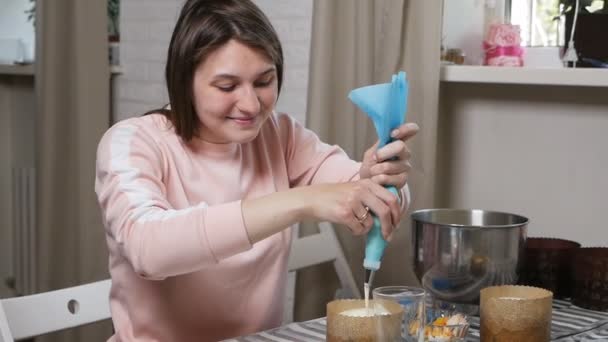 Gâteau de Pâques maison fraîchement cuit avec du caramel chaud et crémeux. Du pain de vacances. Décoration gâteau de Pâques. Préparation et célébration de Pâques concept — Video