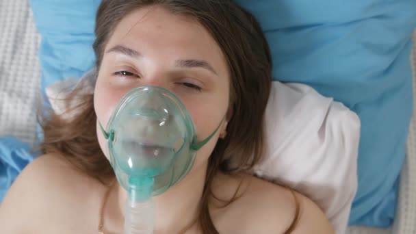 Vrouw met zuurstofmasker in bed, gezondheidsproblemen, depressie, angstziekte — Stockvideo