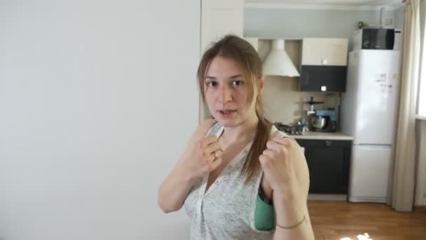 Jeune femme faisant de l'exercice de conditionnement physique pour un mode de vie sain à la maison. Mode de vie sain et sportif Covid-19 — Video
