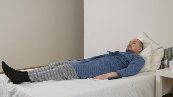 Omul leneş şi sportul. Amuzant om supraponderal care încearcă să joace sport culcat pe pat. Bărbatul gras se antrenează acasă, pierde în greutate. Tipul gras merge în pentru sport — Videoclip de stoc