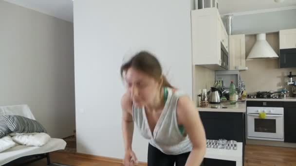 Junge Frau beim Fitnesstraining für einen gesunden Lebensstil zu Hause. Gesunder und sportlicher Lebensstil.Covid-19 — Stockvideo