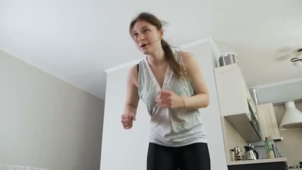 Mujer joven haciendo ejercicio físico para un estilo de vida saludable en casa. Vida sana y deportiva.Covid-19 — Vídeo de stock