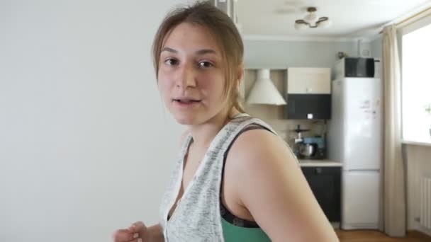 Jeune femme faisant de l'exercice de conditionnement physique pour un mode de vie sain à la maison. Mode de vie sain et sportif Covid-19 — Video