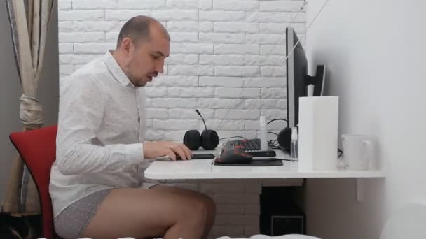 텔레파시. 프리랜서. 셔츠와 반바지를 입고 속옷을 입은 사업가가 가정 사무실에 있는 컴퓨터 로 비디오 콘퍼런스 를 진행 한다. 프리랜서 — 비디오
