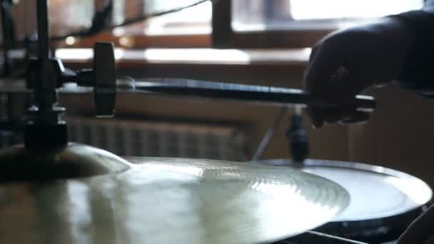 Le batteur en action. Un processus photo en gros plan joue sur un instrument de musique — Video