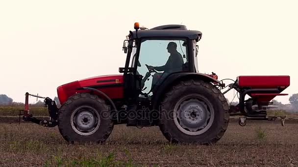 Tractor Bij Het Ploegen Van Het Veld Oogsten Antenne Materiaal — Stockvideo