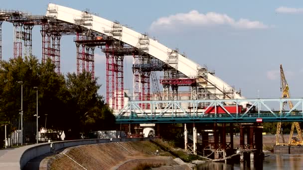 Treno Che Attraversa Ponte Durante Ricostruzione — Video Stock