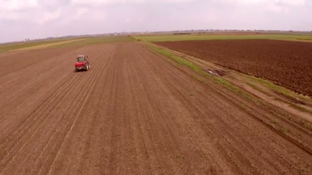 Traktor Plowing Fält Avverkning Antenn Material — Stockvideo