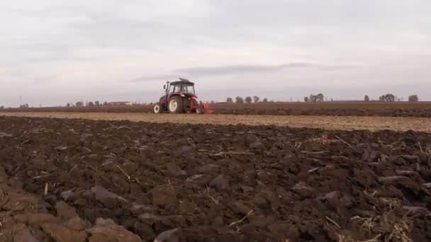 Campo Aratura Del Trattore Nel Giorno Nuvoloso Dell Autunno Filmati — Video Stock