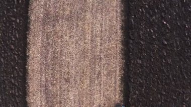 Bulutlu sonbahar gününde tarlayı traktör. Havadan görüntüleri.