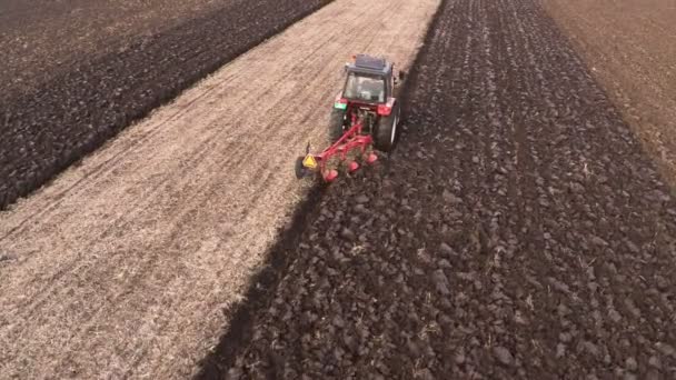 Trekker Ploegen Veld Bewolkte Herfstdag Antenne Materiaal — Stockvideo