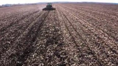 Traktör çekme arazi yetiştirilmesi aleti. Arazi disking. Havadan görüntüleri.