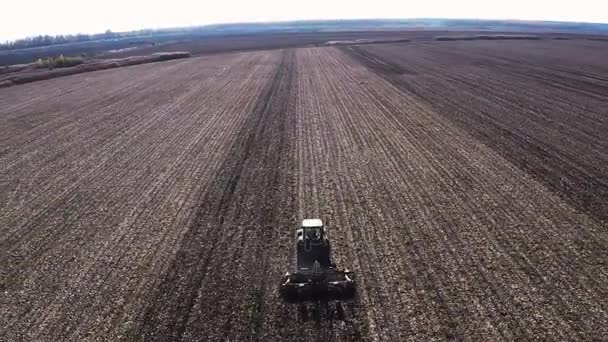 Traktor Zieht Land Ackerbaumaschine Scheibenland Luftaufnahmen — Stockvideo