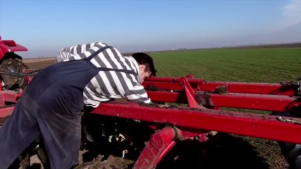 Joven Agricultor Limpia Máquina Para Preparación Tierra Durante Tiempo Pausa — Vídeo de stock