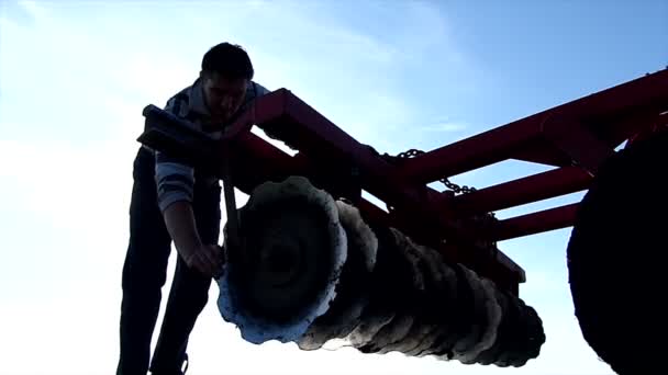 Joven Agricultor Limpia Máquina Para Preparación Tierra Durante Tiempo Descanso — Vídeos de Stock