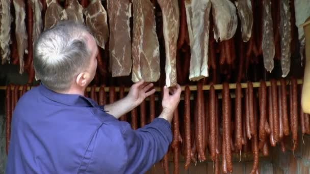 Trabajador Comprueba Salchicha Seca Ahumada Carne Ahumada — Vídeo de stock