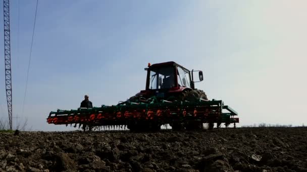Arbeiter Und Traktor Beendeten Feldpflügen — Stockvideo
