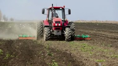 Traktör görünümünü arazi ekimi sırasında sahada