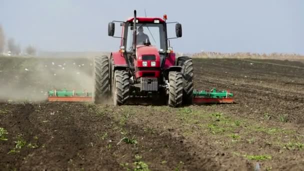 Vista Del Tractor Campo Durante Cultivo Tierra — Vídeos de Stock