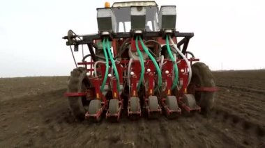 Alanın toprak işleme sırasında arkadan görünüm