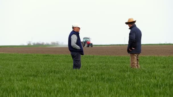 Agricultores Caminando Durante Riego Del Campo Tractor — Vídeos de Stock